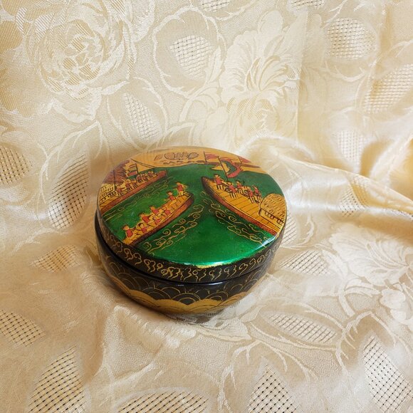 Hanoi Daewoo Vietnam wooden covered bowl. Painted scene, Gold embellished side. - Picture 10 of 11